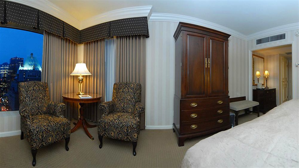 The Sutton Place Hotel Vancouver Luaran gambar A bedroom at the hotel