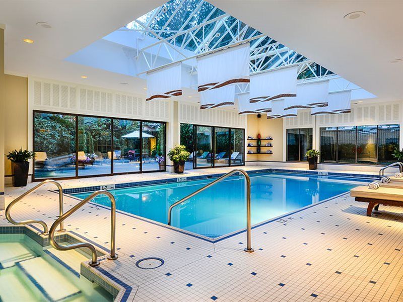 The Sutton Place Hotel Vancouver Luaran gambar The pool at the Westin